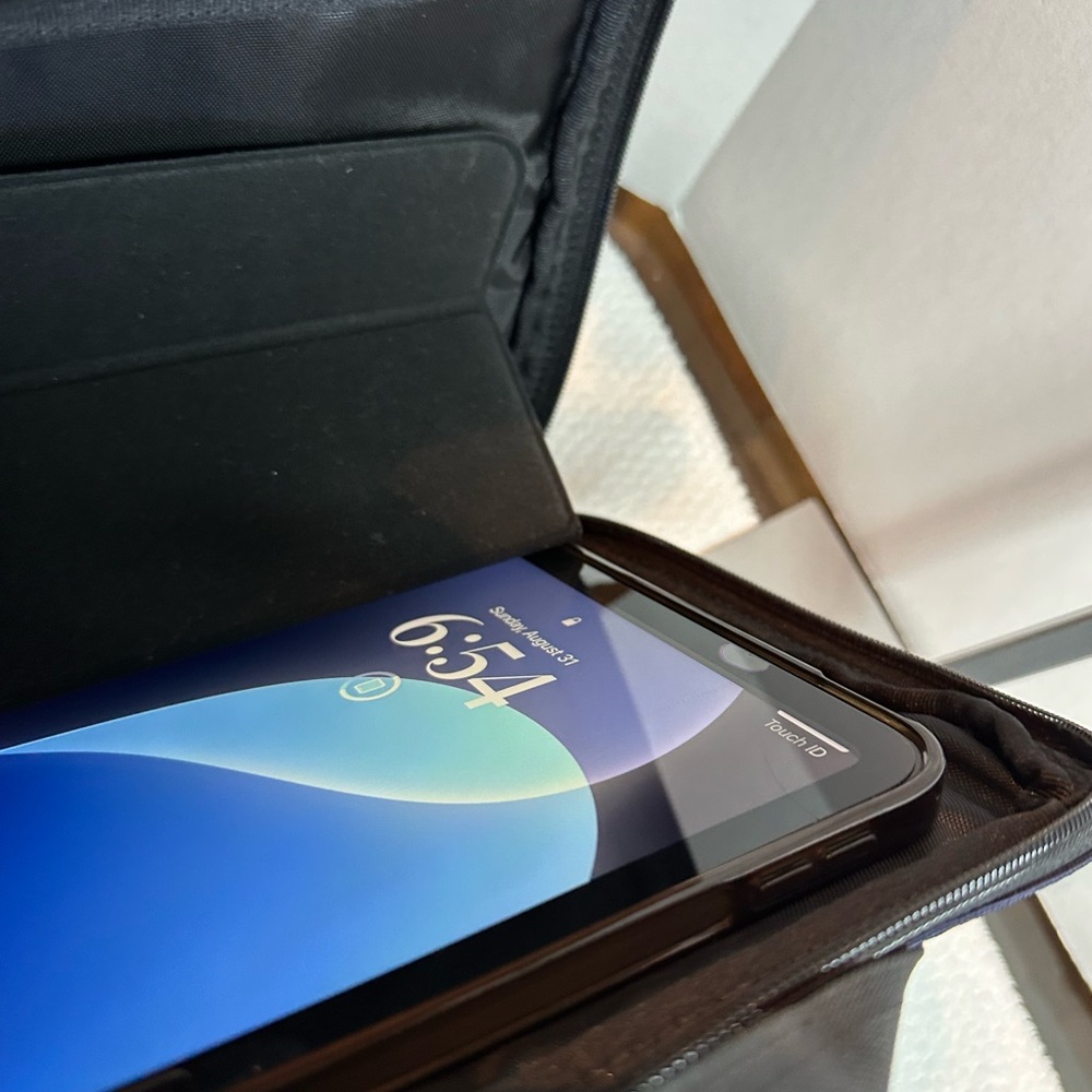 Men ipad/toiletry Coach bag - Picture 4 of 11